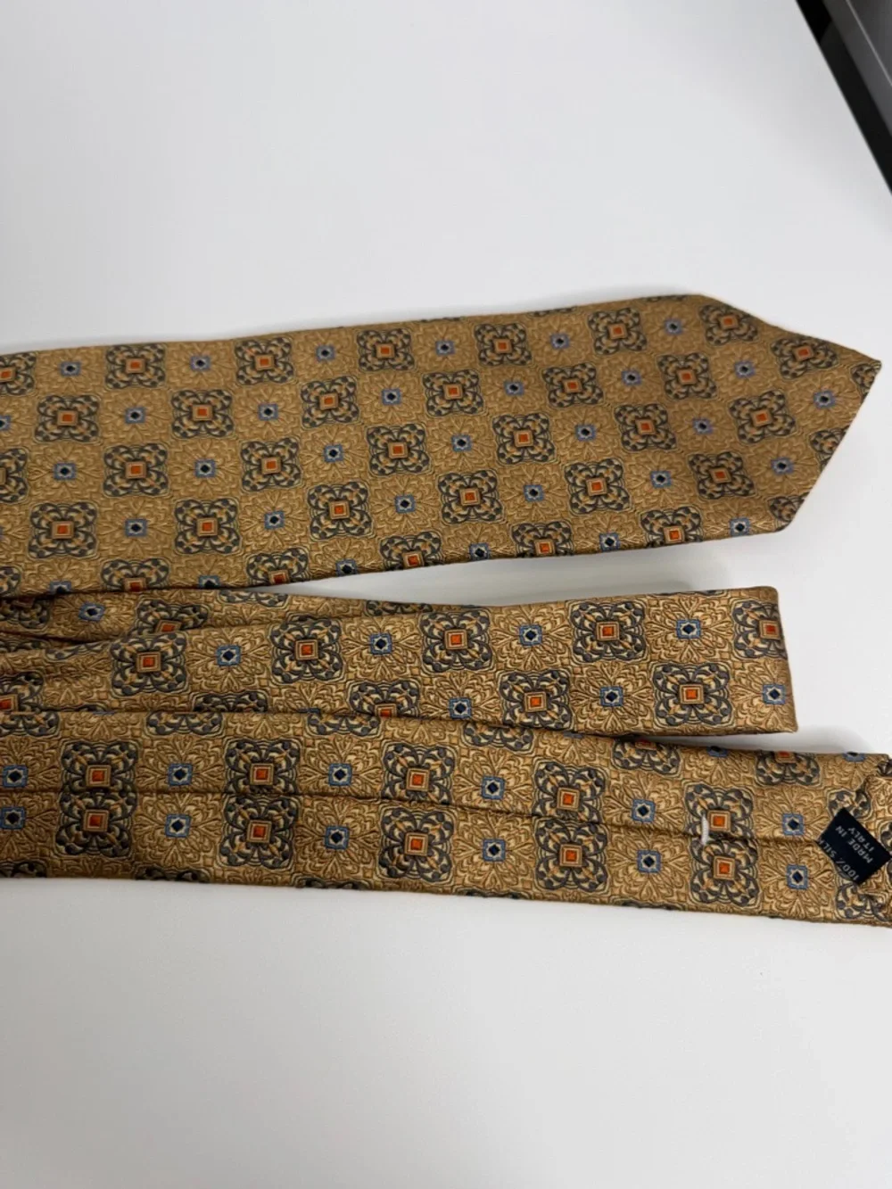 Jos. A. Bank Classic Gold Patterned Silk Tie Workwear 3 3/8” x 59‎ 1/2” Preppy